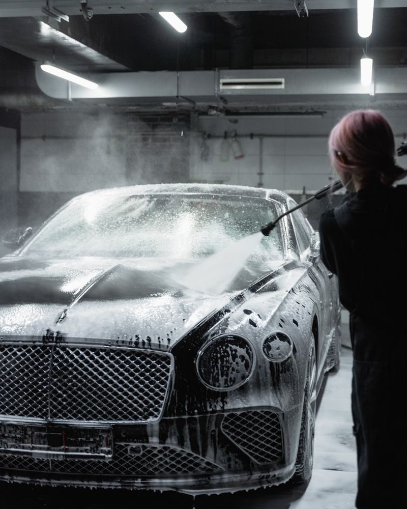Mycie detailingowe — auto pokryte pianą aktywną